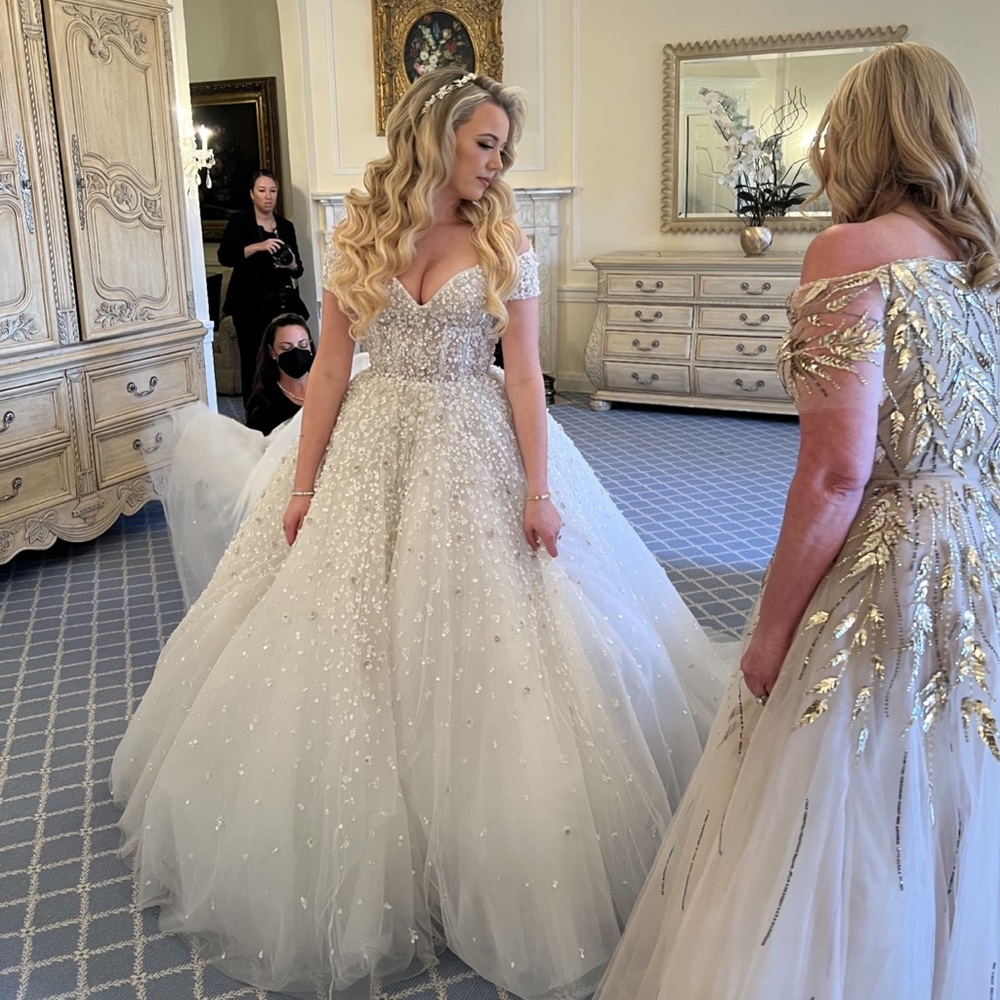 Us street size: 6 Bridal size: 8 VAIL included for free
